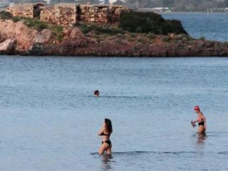 Leutar.net Vruć talas u Grčkoj: 28 stepeni, Grci masovno na plažama (FOTO)