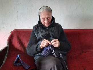 Leutar.net Baka Mika Andrijašević (92) iz gatačkog sela Stepen na dar oplela čarape cijelom selu
