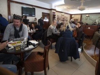 Leutar.net Ajde, bona, koja korona! U Mostaru sve radi! Kafići, restorani, klubovi, trgovački centri... Baš sve...