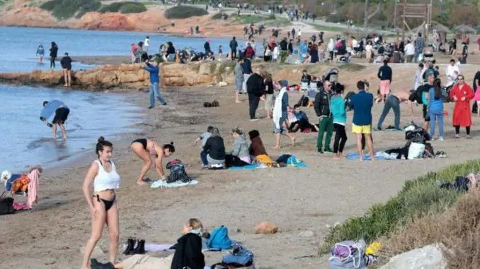 Leutar.net Vruć talas u Grčkoj: 28 stepeni, Grci masovno na plažama (FOTO)