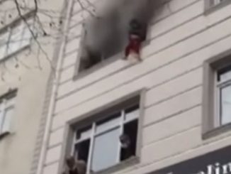 Leutar.net Bacila djecu kroz prozor da ih spasi od požara (djeca su ok - VIDEO)
