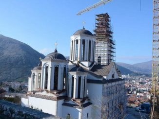 Leutar.net DANAS SE POSTAVLJA VELIKI KRST NA ZVONIKU: Nakon 29 godina Saborna crkva u Mostaru nadvisila se, u punom sjaju, nad Mostarom
