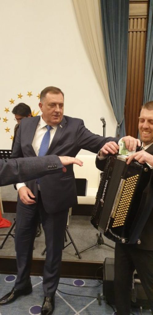 Leutar.net Dodik "zakitio" muzičare evrićima na večeri u Ankari