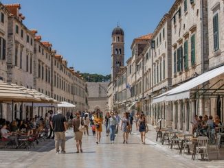 Leutar.net TURISTI UMJESTO U TREBINJE IDU U DUBROVNIK Na Stradunu je svakim danom sve više turista (FOTO)