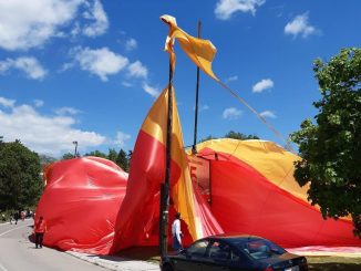 Leutar.net (FOTO i VIDEO) Pocijepana najveća crnogorska zastava