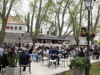 Leutar.net Veliki broj turista u gradu podno Leotara, među njima i poznate ličnosti