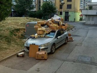 Leutar.net Parkirao pored kontejnera, građani mu očitali lekciju