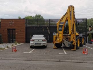 Leutar.net Sin predsjednice Srpske parkirao automobil uz bager