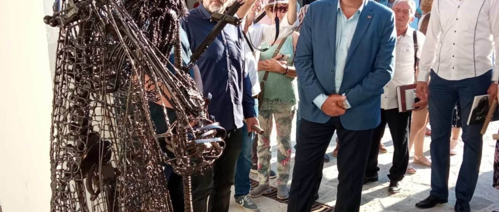 Leutar.net Oglasio se autor spomenika: „Postavljena je armatura, tek treba naliti beton“!