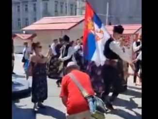 Leutar.net Na Trgu bana Jelačića se igralo užičko kolo, mladići i djevojke donijeli srpsku zastavu