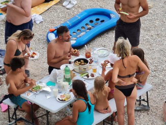 Leutar.net FOTO Na plaži u Baškoj Vodi postavili stol i stolice: ‘Valjalo bi platiti koncesiju’