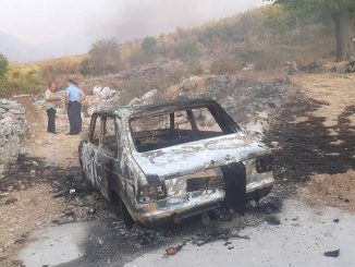 Leutar.net Trebinjac zapalio vlastitu kuću, štalu i vozilo, a potom napao vatrogasce