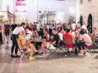 Leutar.net U Dubrovniku odbijaju goste koji neće potrošiti bar 300 kuna, vlasnik kaže: ‘Pa neće mi valjda čaj tu piti 3 sata?!‘