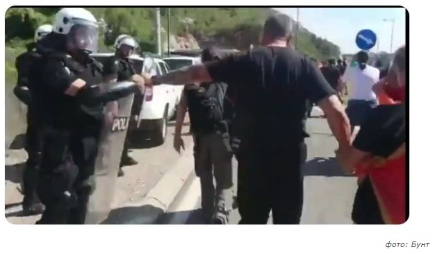 Leutar.net POLICIJA PROPUŠTA EКSTREMISTE: Planirana demonstracija ”nemoći” policije kako bi ubijedili MCP da odustane od ustoličenja (VIDEO)