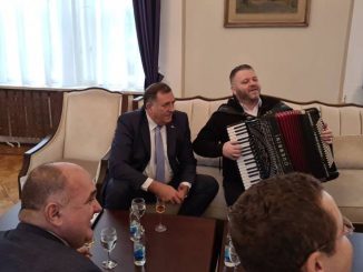 Leutar.net Dodik sa harmonikašem u zgradi Predsjedništva pjevao poznate srpske pjesme (FOTO/VIDEO)