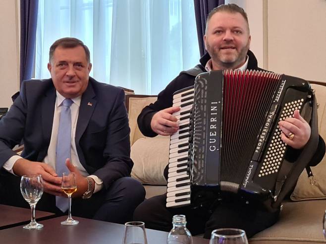 Leutar.net Dodik sa harmonikašem u zgradi Predsjedništva pjevao poznate srpske pjesme (FOTO/VIDEO)