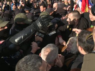 Leutar.net U Novom Sadu policija sklanja demonstrante, ima i uhapšenih