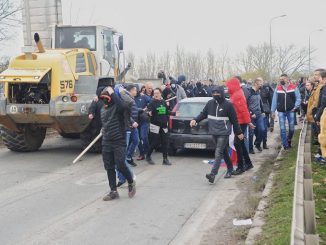 Leutar.net Brnabić: Momčići u Šapcu nisu tukli narod, oni su samo mahali palicama oko njih