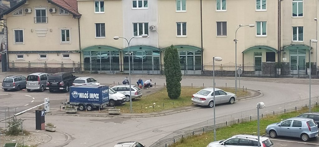 Leutar.net Privatnik u Banjaluci otuđio trotoar i naplaćivao parkiranje