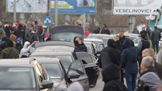 Leutar.net Huligani koji su tukli narod u Šapcu došli u „škodama“ SNS službenika (FOTO)