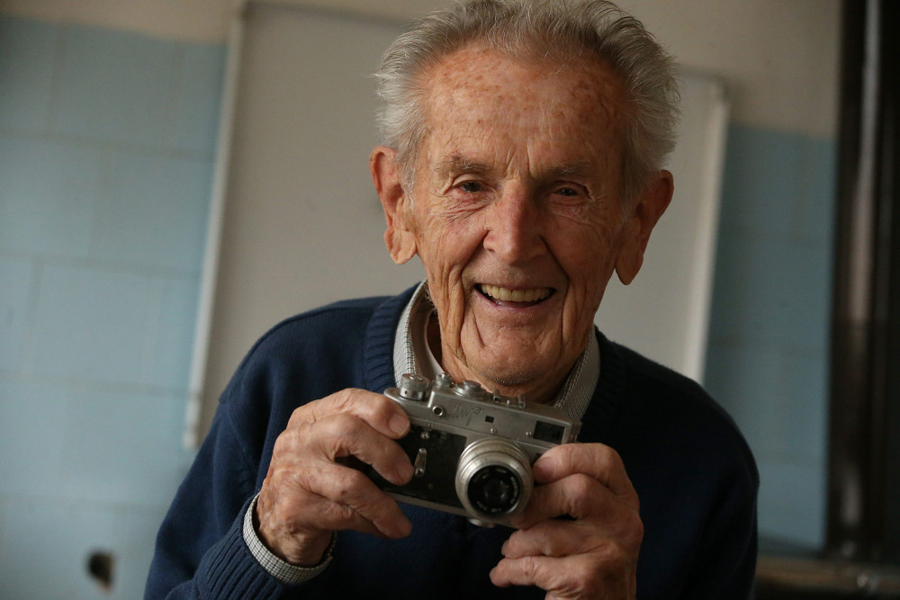 Leutar.net Ima 94 godine, vozi automobil, čita bez naočara i ide u lov (FOTO)