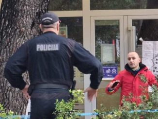 Leutar.net Evakuisan dio ulice u Baru, muškarac kaže da će aktivirati eksploziv