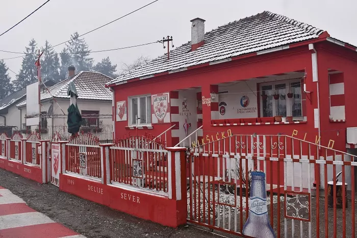 Leutar.net CRVENO-BELA KUĆA Beranac svoj dom pretvorio u muzej Crvene Zvezde! (FOTO, VIDEO)
