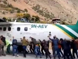 Leutar.net Sa aerodroma u Trebinju zabilježen prvi let. Putnici gurali avion da upali.