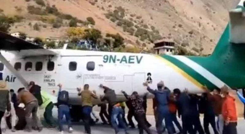 Leutar.net Sa aerodroma u Trebinju zabilježen prvi let. Putnici gurali avion da upali.