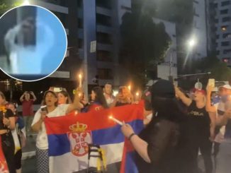 Leutar.net UZ NOVAKA NA BADNJE VEČE: Ori se Vidovdan ispred Đokovićevog hotela, Srbi sa trobojkama i svećama! (VIDEO)