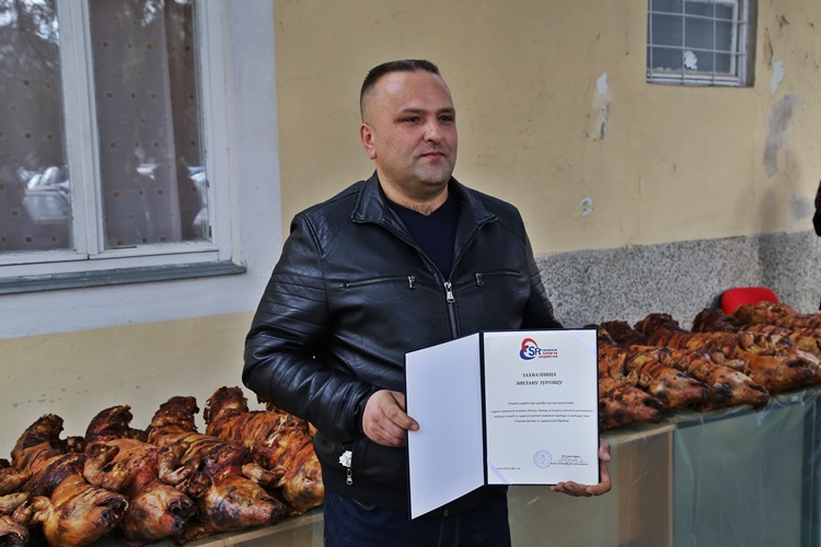 Leutar.net Nevesinjski humanista Milan Zurovac poklonio 24 božićne pečenice u Trebinju
