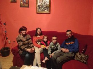 Leutar.net Samohrana nezaposlena majka sedmoro djece iz Vlasenice ne može djeci izvaditi pasoše za operaciju očiju