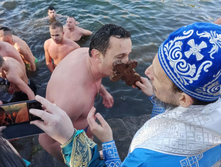 Leutar.net 150 plivača u hladnoj Trebišnjici – Jovanović doplivao prvi, među učesnicima i gradonačelnik Ćurić