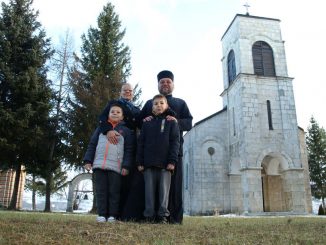 Leutar.net Čudesna sudbina prote Srđana i popadije Ljiljane: Žive u manastiru i odgajaju četvoro djece (FOTO)