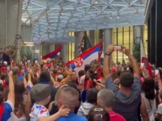Leutar.net Đokovićevi navijači pronašli zgradu u kojoj je, VELIKI SKUP na ulicama Melburna, srpske zastave na sve strane /VIDEO/