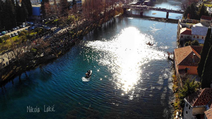 Leutar.net Fenomenalna fotografija Nikole Lakića: Dok su plivači plivali, sunčevi zraci na Trebišnjici formirali krst (Foto)