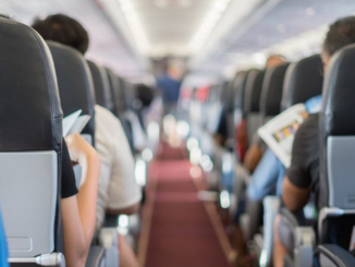 Leutar.net Pokušao otvoriti vrata aviona, stjuardesa ga udarila loncem po glavi?!