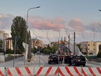 Leutar.net Specijalne jedinice policije na mostu na Ibru, okupljaju se i Albanci iz Južne Mitrovice