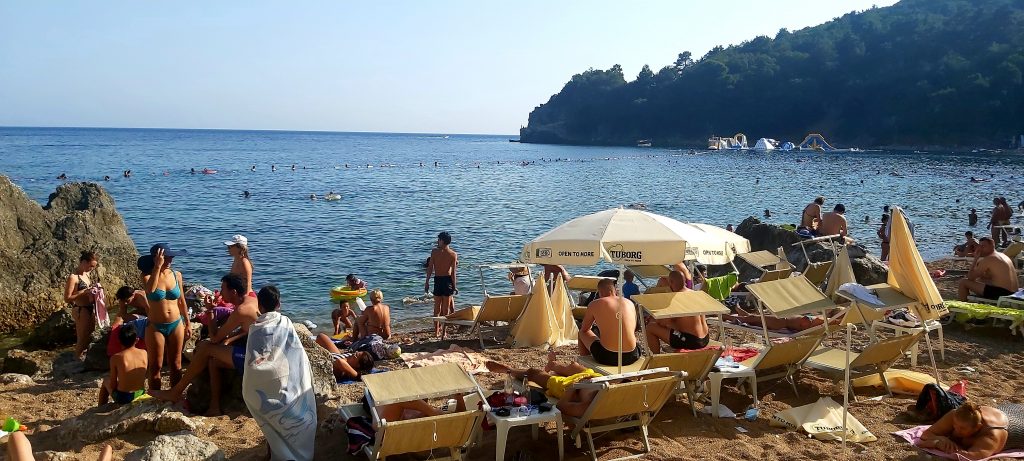 Leutar.net „Pašteta turisti, sve im je skupo“: Crnogorci oštro o gostima iz Srbije