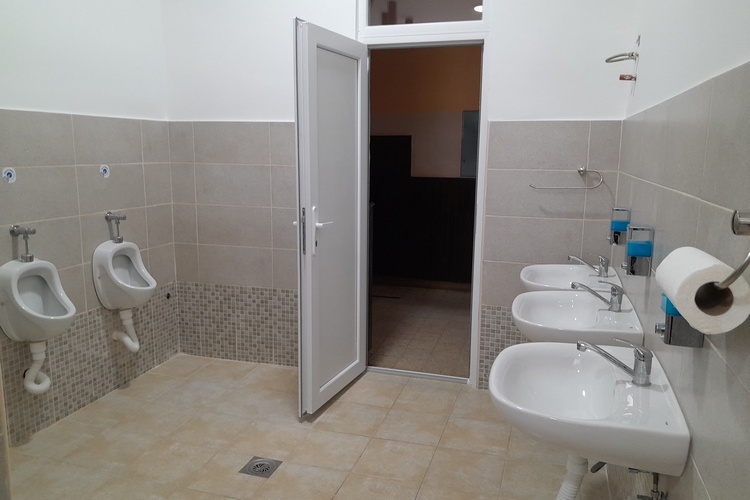 Leutar.net U Kragujevcu „svečano otvoren“ renoviran toalet u osnovnoj školi