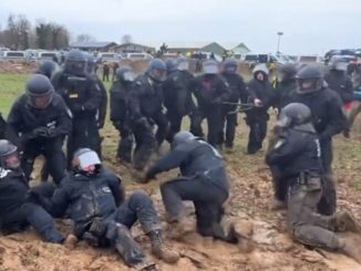 Leutar.net Policajci krenuli na demonstrante, pa se zaglavili u blatu (VIDEO)