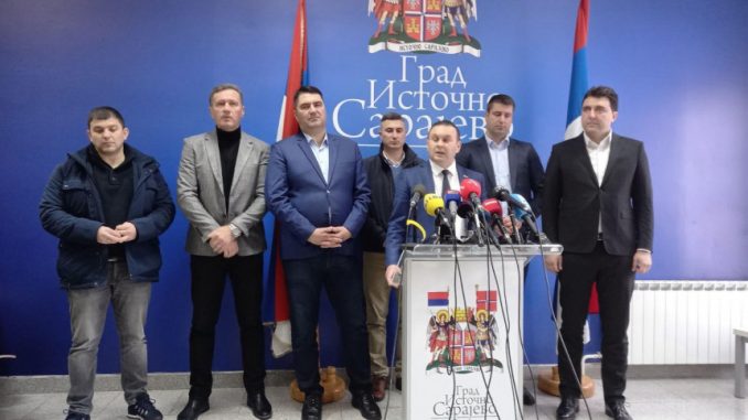 Leutar.net Dodik zaprijetio Ćosiću i Vujičiću isključenjem iz SNSD-a, a oni mu odgovorili "isključiš li jednog, odlazimo svi"!