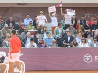 Leutar.net "Tiše malo Špiriću" Novak utišavao gledaoce iz svečane lože