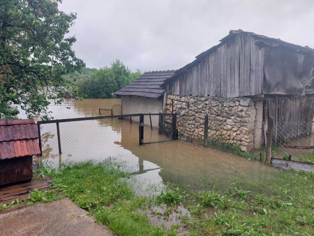 Leutar.net Haotično stanje u Kostajnici, voda poplavila kuće
