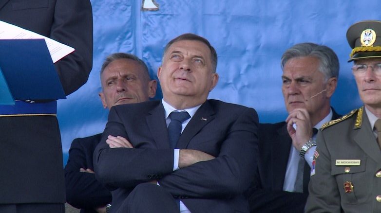Leutar.net Novim ustavnim promjenama Dodik će moći da privremeno suspenduje Ustav Srpske?
