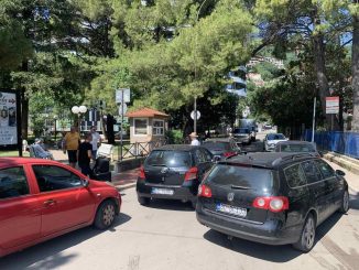 Leutar.net Mještani na sat blokirali prilaz Starom gradu: "Smrad, smeće, buka, javašluk…"