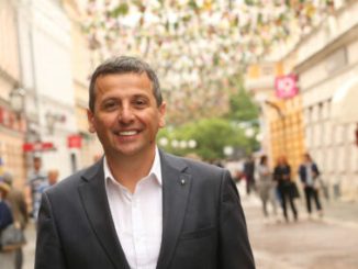 Leutar.net Ženi se najglasniji opozicionar, a evo ko je misteriozna mlada