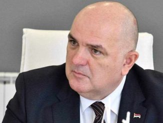 Leutar.net Dodikov savjetnik potegao pištolj na Momčila Mandića