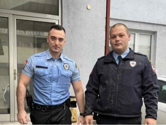 Leutar.net Policajci spasili maloljetnicu od utapanja