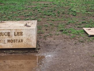 Leutar.net Niko ne zna gdje je: Nestao kip Bruce Leeja u Mostaru